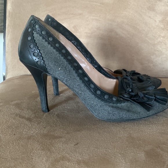 Audrey Brooke grey shoes with black accents - Picture 3 of 6